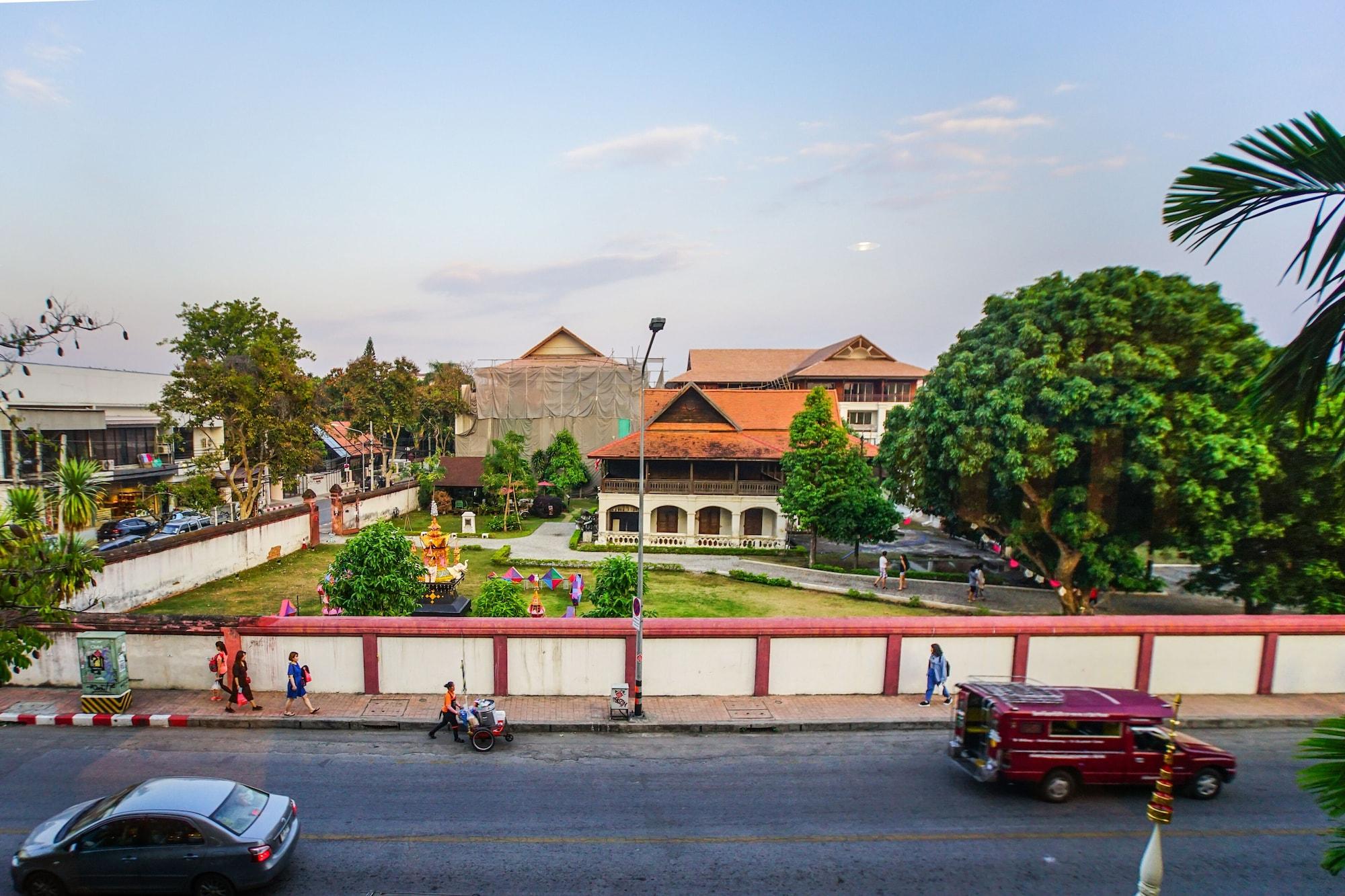 Parasol Inn Chiang Mai Old City Hotel Buitenkant foto